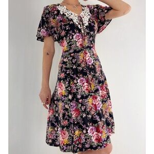 Vintage floral cottagecore midi dress with short sleeves and lace collar 90s